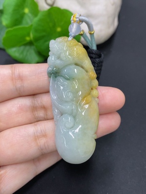 F46557955 翡翠三脚金蟾挂件 货品含绳总重约35.4克（含其他矿物成分）