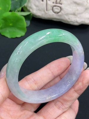 F41949043 翡翠正圈手镯 货品总重约57.43g  圈口56.2