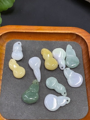 F12318704 Jadeite Gourd Pendant (Bulk Sale)