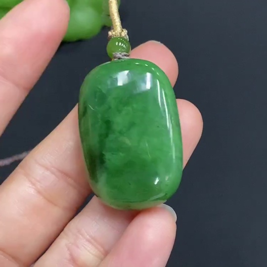 H27059920 Hetian Jade Pendant Leaf with 18K Gold Clasp Total Weight Approx. 2.4g