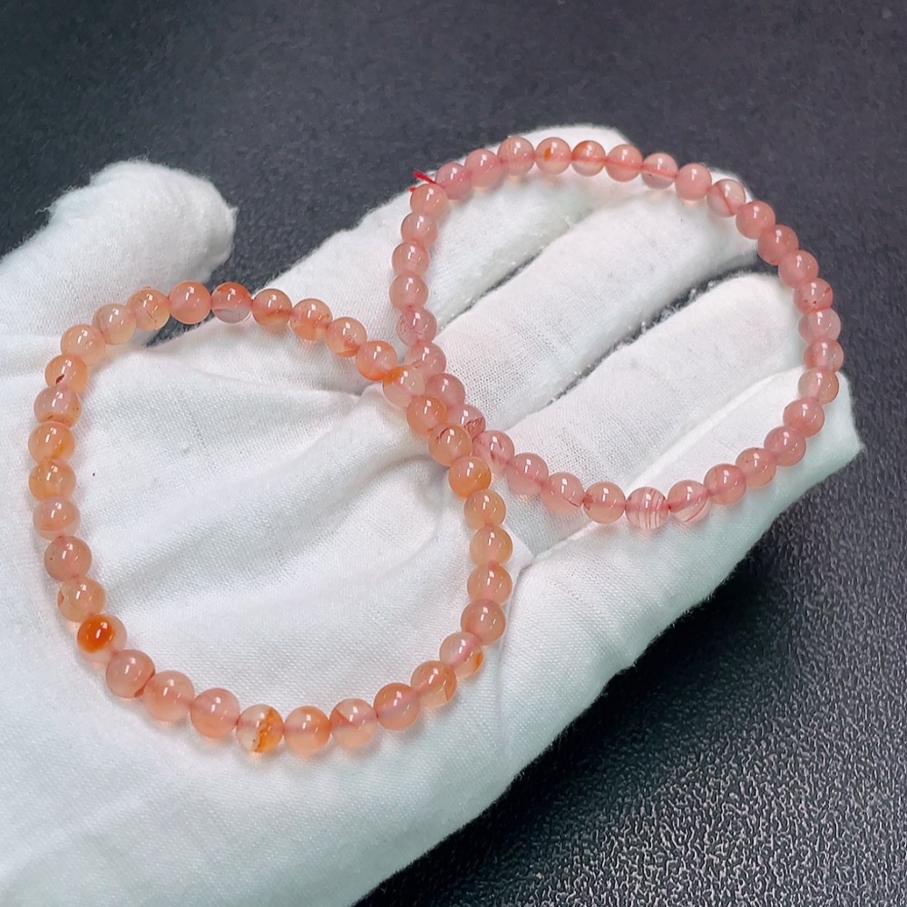 C32816580 The southern red agate bracelet contains visible organic matter, with a total weight of approximately 17 grams, sold as a lot.