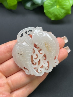 H42980638 和田玉鱼挂件 颜色成因未定 总重约25.7g