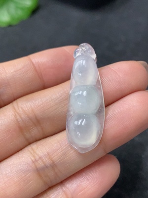 F34031409 翡翠挂件福豆 货品总约重2.9g