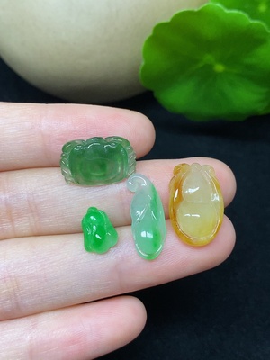 F45336122 翡翠挂件 一手走 总重约3.19g 颜色成因未定（黄）