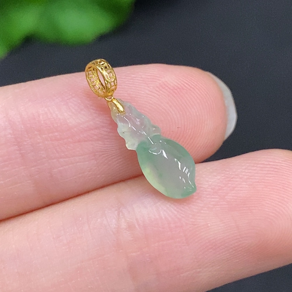 F33941106 Jadeite Auspicious Gourd Pendant with 18k Gold Clasp, Total Weight Approximately 0.3g