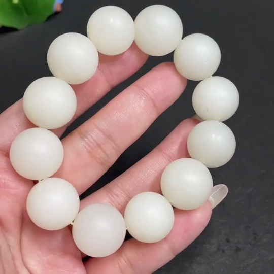 H29398656 Hetian Jade Bracelet, Approx. 17.5 mm Beads, Total Weight Approx. 104.2g