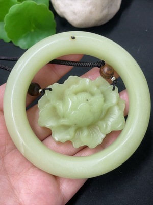 H41891918 岫玉（蛇纹石玉）正圈手镯+挂件 圈口57.9   货品总重约（含绳）110.4g