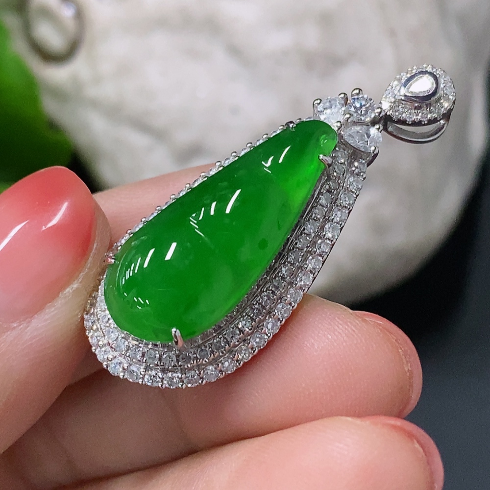 F16796821 Jadeite Bean Inlaid Pendant with 18K Gold Setting, Total Weight Approx. 9g