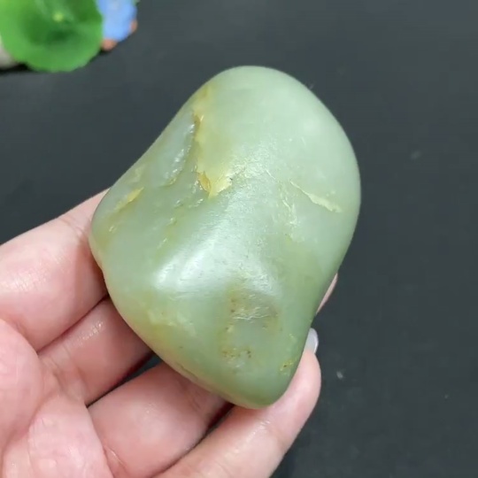 H33863294 Hetian Jade with other mineral components, undetermined skin color origin, total weight approx. 152.4g