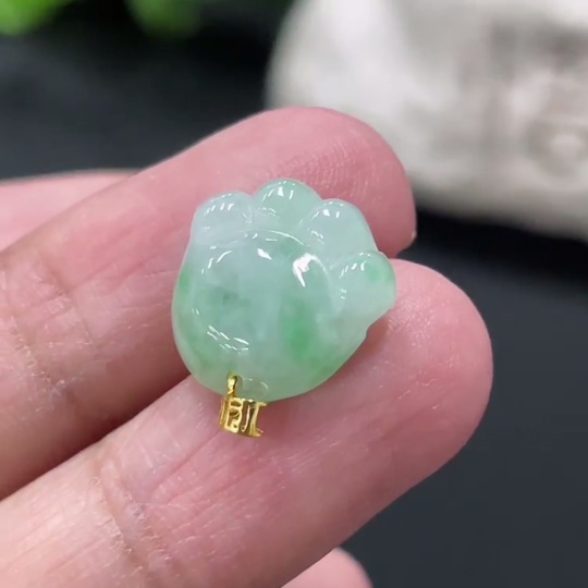 F34076890 Jadeite Pendant with 18K Gold Clasp, Total Weight Approximately 1.26g