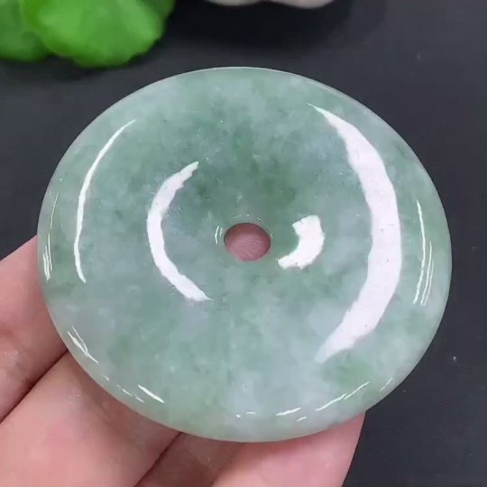 F24832909 JadeitePeace Knot, total weight approx. 43.9g