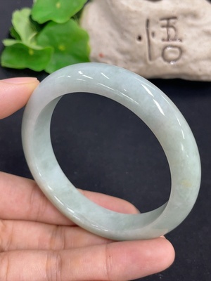 F46515348 翡翠正圈手镯  修补  货品总重约56g  圈口56.8