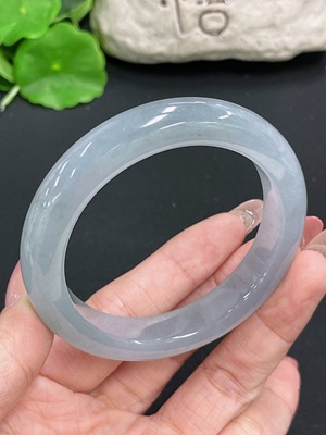 F40768911 翡翠正圈手镯 货品总重约55.35g  圈口54.8