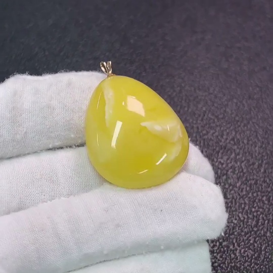 C34990707 Amber Beeswax Pendant 18K Gold Total Weight Approx. 5.89g