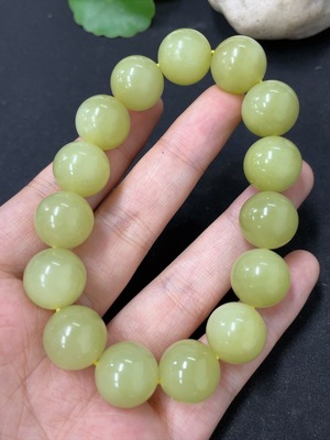 H42956587 和田玉手串  卡13.7mm左右  货品总重约63.1g