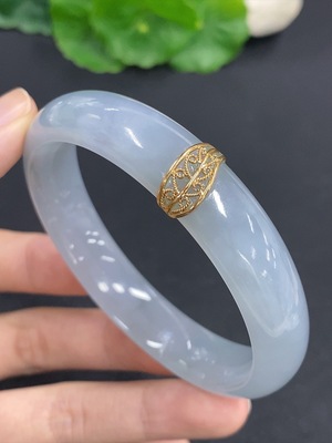 F43164939 翡翠正圈手镯 含金量68% 货品总重量约50克 圈口57 修补