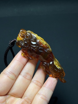 C46537515 琥珀蜜蜡挂件 货品含绳总重约27.85克
