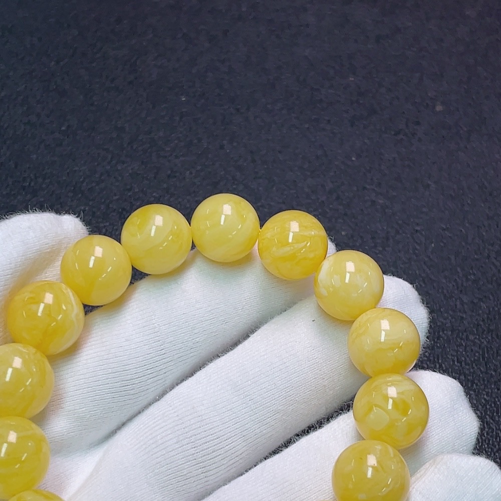 C33852322 Amber Beeswax Bracelet, total weight approx. 20.69g, bead size 12.8mm