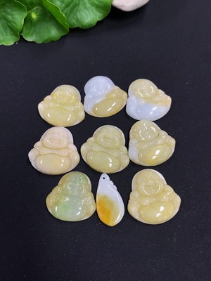 F46555351 翡翠挂件一手走 颜色成因未定