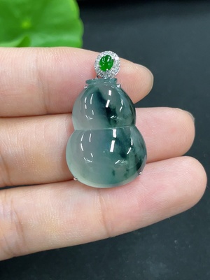 F46563606 翡翠挂件    葫芦     货品总重约6.6g  18k 配镶钻石