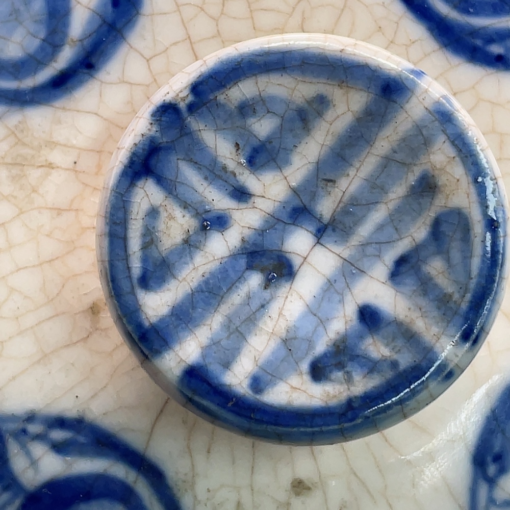 W27078994 Ceramic Blue and White Lidded Box from the Export Period (size as per actual item)