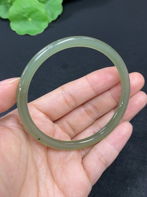 H46532167 和田玉圆条手镯    圈口57.3   货品总重约11.4g