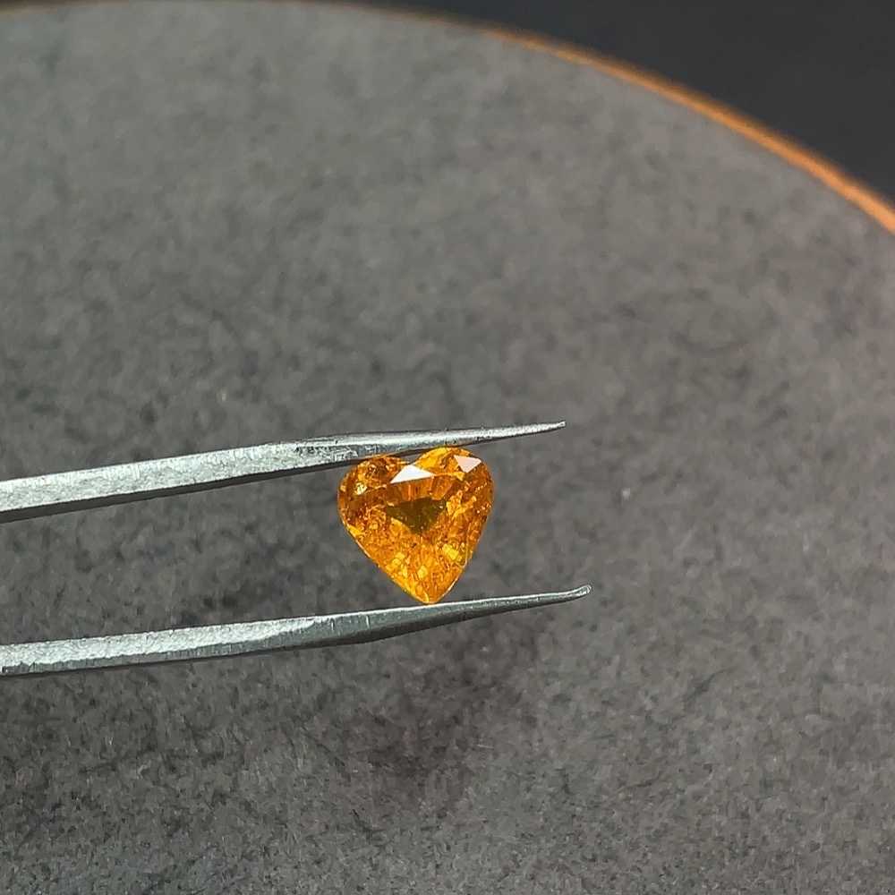 C34038714 Garnet loose stone, total weight approximately 1.885 carats