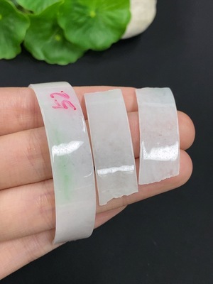 F37403769 翡翠挂件一手走 有破损