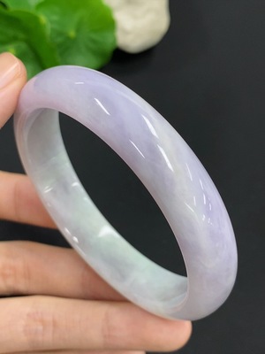F46553782 翡翠正圈手镯 货品总重量约53.2克 圈口60