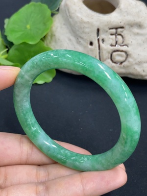 F46562367 翡翠圆条手镯  货品总重约42.3g  圈口53.2