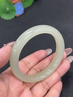 H41898537 和田玉正圈手镯 圈口55.8 货品总重约45.2g