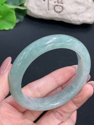 F42971013 翡翠正圈手镯 货品总重约60.4g  圈口56.5