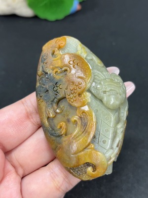 H46520923 和田玉挂件 仿古件 皮色成因未定  含其他矿物成分 货品总重约87.7g