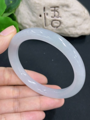 F45400969 翡翠圆条手镯 货品总重约40.8g  圈口55.3