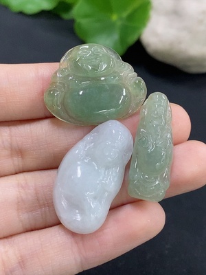 F46549045 翡翠挂件一手走