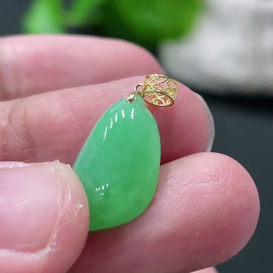 F33935235 Jadeite Peach Pendant with 18K Gold Clasp, Total Weight Approx. 1.68g