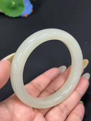 H42979125 和田玉正圈手镯 圈口59.8 货品总重约60.9g