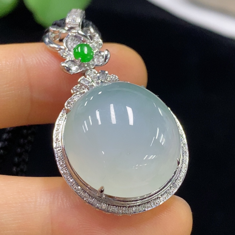F34025286 Jadeite Cabochon Inlaid Pendant 18k Gold with Non-Gold Components Total Weight Approx. 8.3g (Excluding Cord)