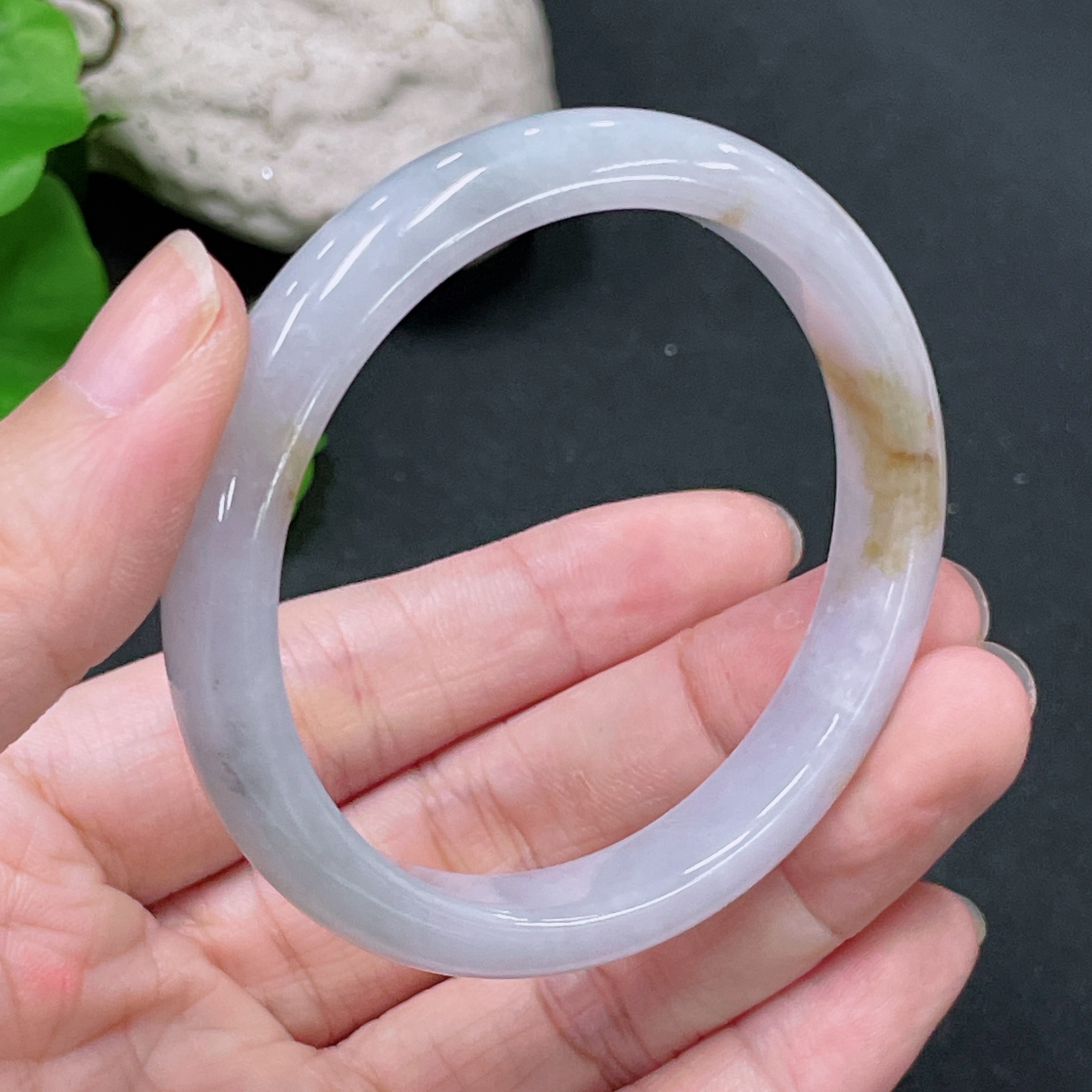 F33920309 Jadeite Round Bangle, Total Weight Approximately 32.5g, Color Origin of Yellow Part Undetermined, Size 52.4