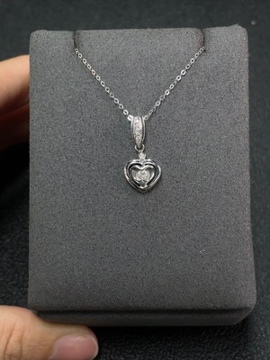 M43159710 钻石镶嵌吊坠  18k金  货品含链重约2.03克  印记  D0.058ct  d0.027ct