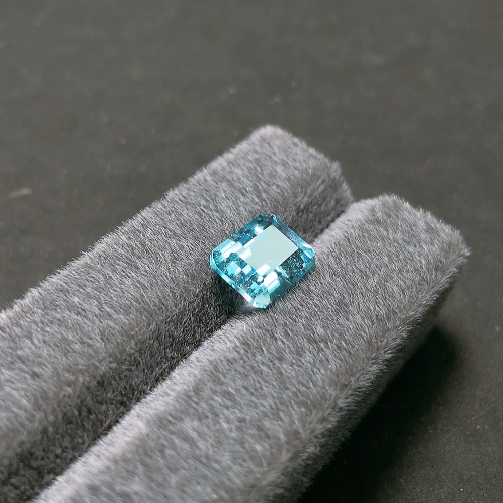 C32765769 Topaz Rough Stone, Color Origin Undetermined, Total Weight Approximately 6.50 Carats