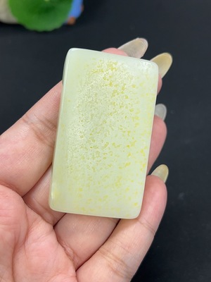 H42978990 和田玉挂件 无事牌 货品总重约51.2g 皮色成因未定