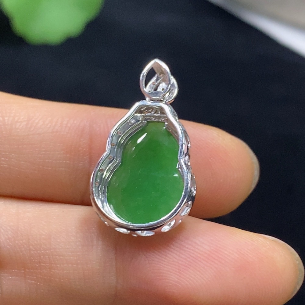 F31601151 Jadeite Gourd Pendant with 18k Gold and Diamond Accents, Total Weight Approximately 2.62 Grams