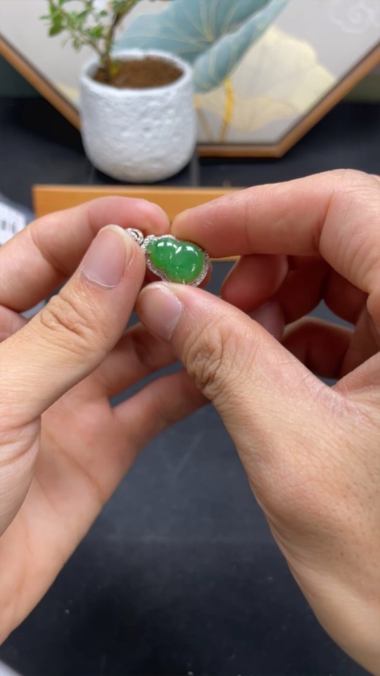 F31601151 Jadeite Gourd Pendant with 18k Gold and Diamond Accents, Total Weight Approximately 2.62 Grams