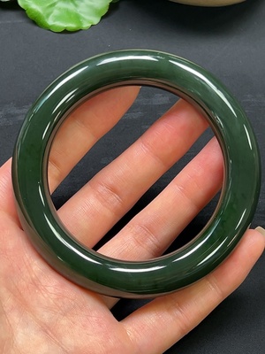 H46529988 和田玉圆条手镯 圈口57.8mm 总重约78.56g
