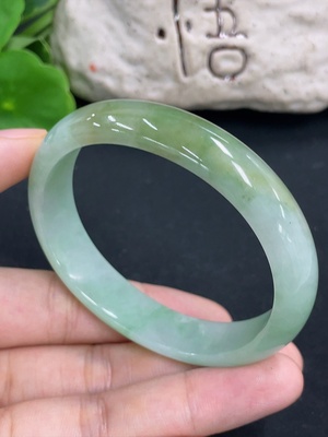 F46562274 翡翠贵妃手镯   货品总重约38.8g  圈口54.7/49