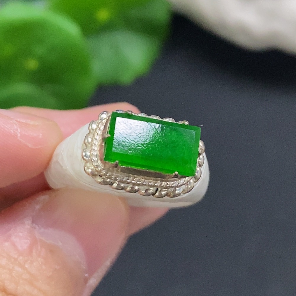 F34050677 Jadeite cabochon, non-gold setting, total weight approximately 8.3 grams