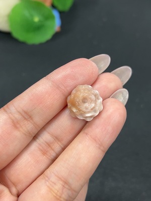 H40796035 阿拉善玛瑙挂件 花开富贵 含其他矿物成分 货品总重约3.2g