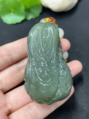 H46575311 和田玉手把件   白菜   货品总重约（含链，含其他矿物成份）125.7g   配珠非和田玉