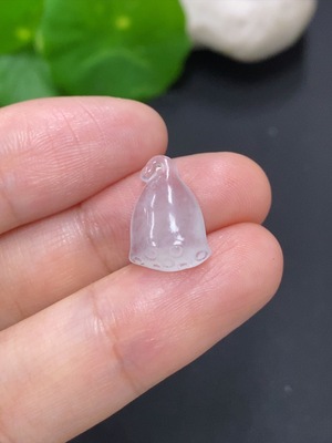 F46552417 翡翠莲蓬挂件 货品总重量约1克